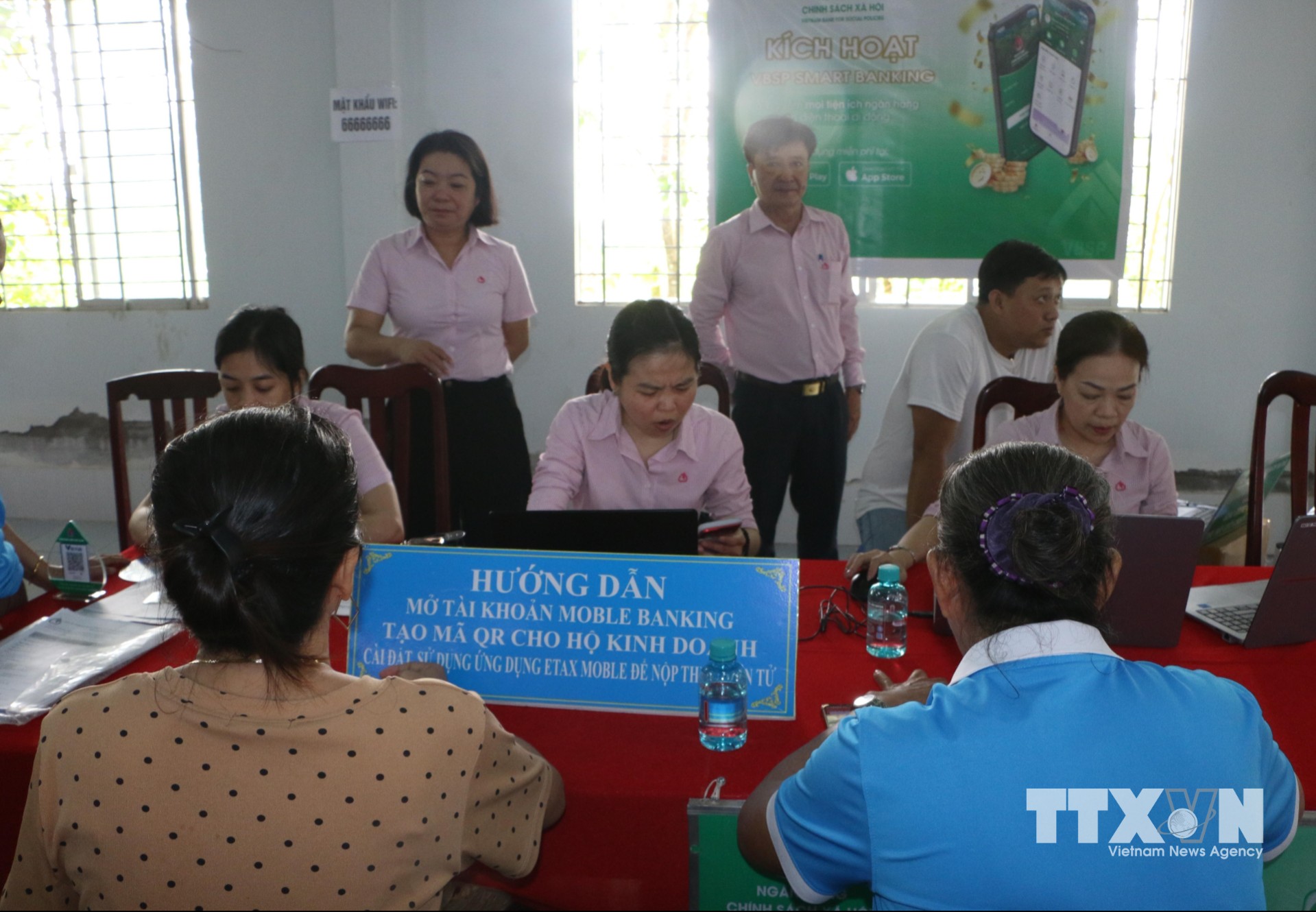 Nhiều địa phương đang chuyển từ "đi từng ngõ, gõ từng nhà" sang mô hình tập trung theo mô hình “Ngày hội Chuyển đổi số” ngay tại các nhà văn hóa ấp. (Ảnh: Duy Khương/TTXVN)